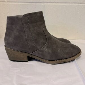 Maurice’s women’s gray ankle booties faux suede